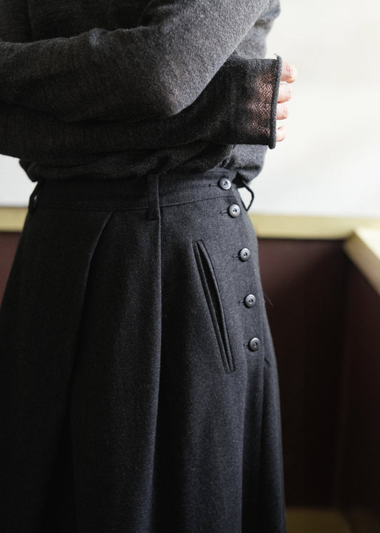 SIDE BUTTON WOOL CRAPE SKIRT [ Deep Charcoal ]